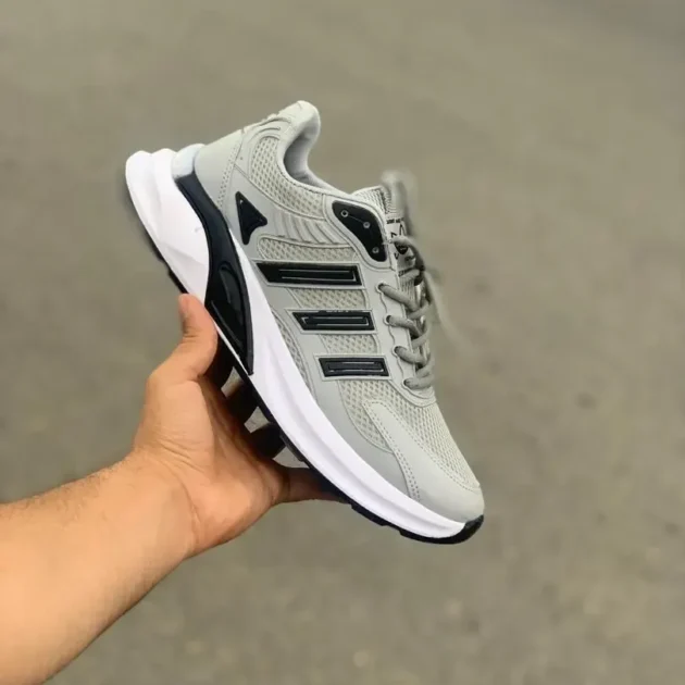 حذاء رياضي أديداس باللونين الأسود والرمادي